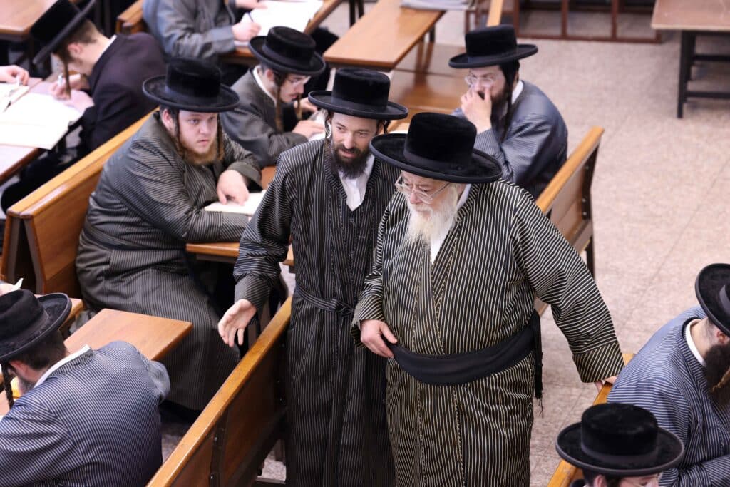 במעמד האדמו"ר: בתולדות אהרן נבחנו על בבא קמא