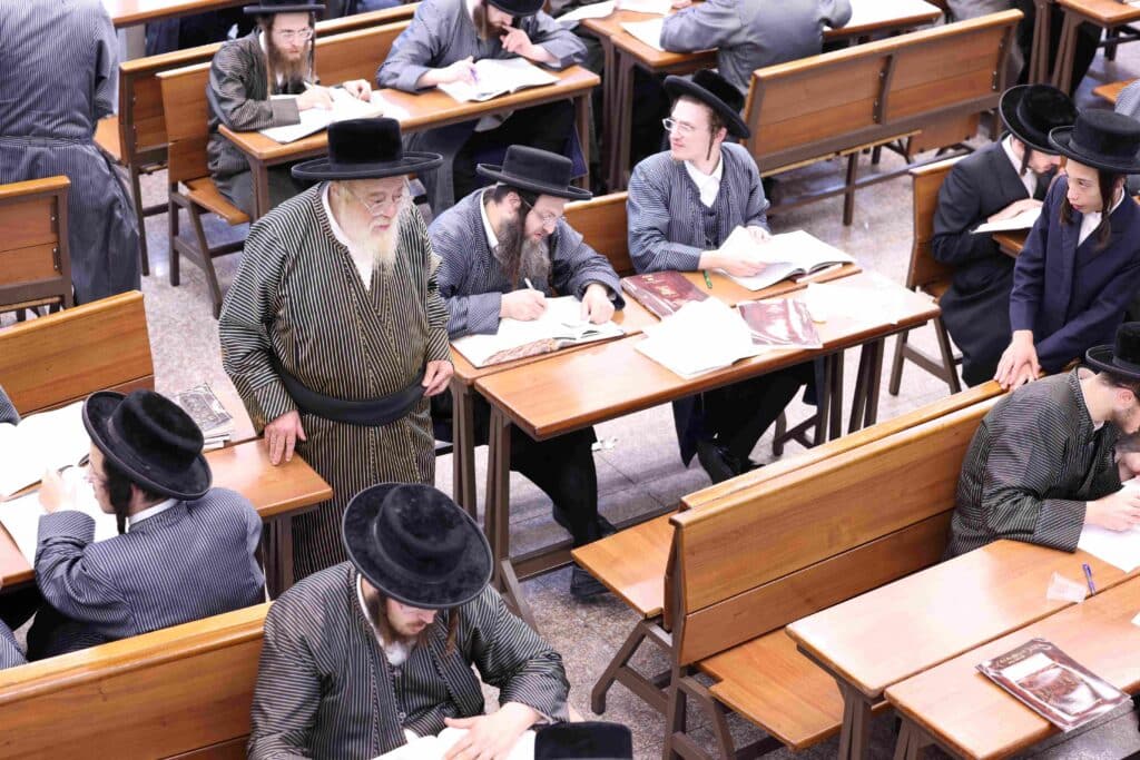 במעמד האדמו"ר: בתולדות אהרן נבחנו על בבא קמא