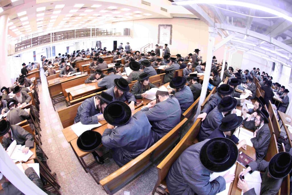 במעמד האדמו"ר: בתולדות אהרן נבחנו על בבא קמא