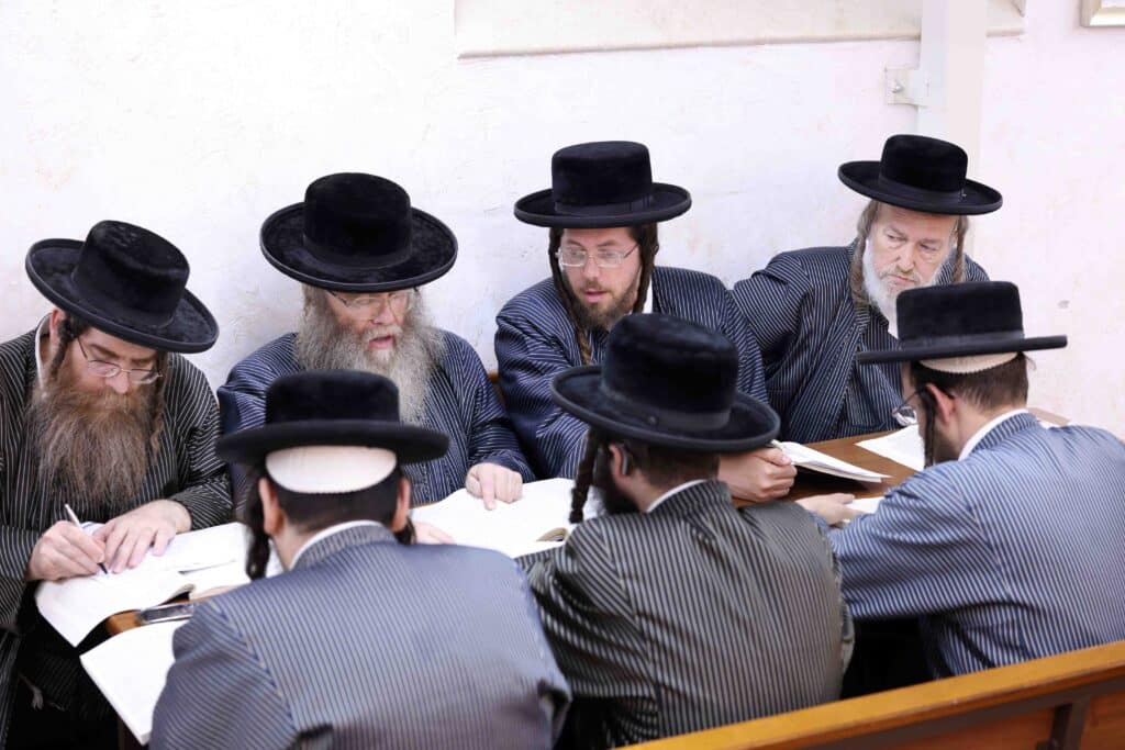 במעמד האדמו"ר: בתולדות אהרן נבחנו על בבא קמא