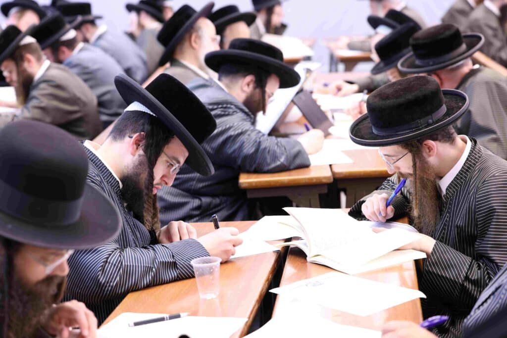 במעמד האדמו"ר: בתולדות אהרן נבחנו על בבא קמא