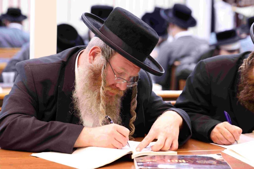 במעמד האדמו"ר: בתולדות אהרן נבחנו על בבא קמא