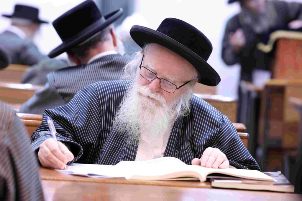 במעמד האדמו"ר: בתולדות אהרן נבחנו על בבא קמא