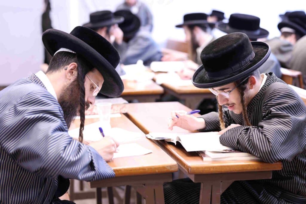 במעמד האדמו"ר: בתולדות אהרן נבחנו על בבא קמא