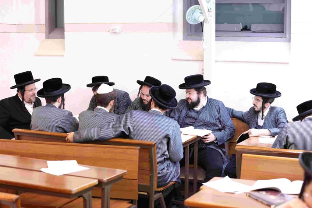 במעמד האדמו"ר: בתולדות אהרן נבחנו על בבא קמא