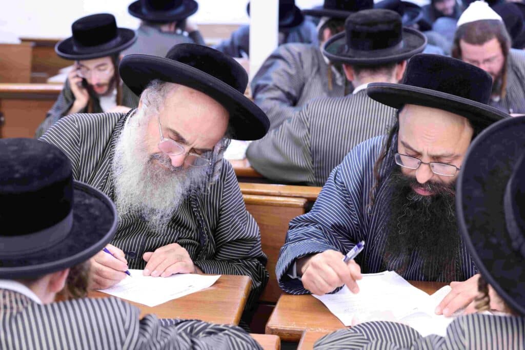 במעמד האדמו"ר: בתולדות אהרן נבחנו על בבא קמא