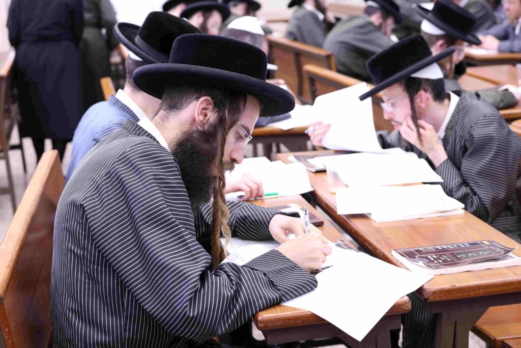 במעמד האדמו"ר: בתולדות אהרן נבחנו על בבא קמא