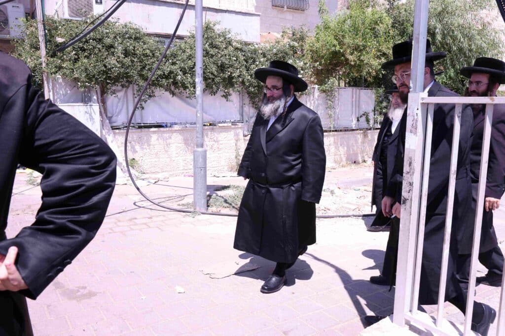 אב"ד סאטמאר ירושלים עוקב מקרוב אחר העבודות בבית מדרשו