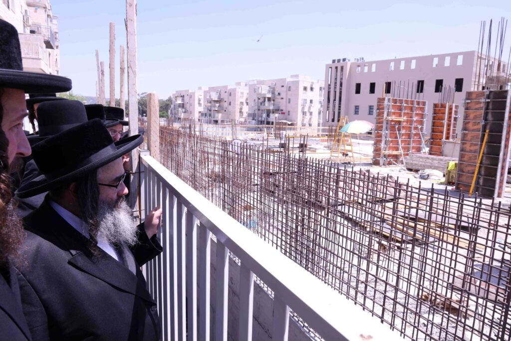 אב"ד סאטמאר ירושלים עוקב מקרוב אחר העבודות בבית מדרשו