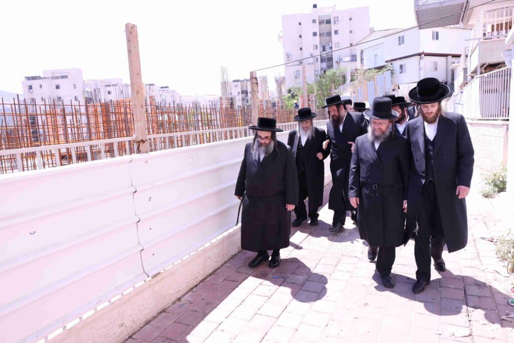 אב"ד סאטמאר ירושלים עוקב מקרוב אחר העבודות בבית מדרשו