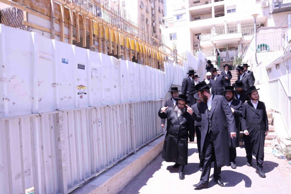 אב"ד סאטמאר ירושלים עוקב מקרוב אחר העבודות בבית מדרשו