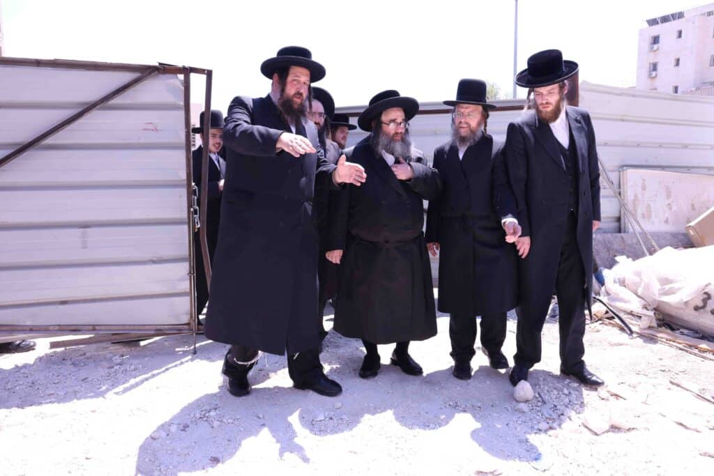 אב"ד סאטמאר ירושלים עוקב מקרוב אחר העבודות בבית מדרשו