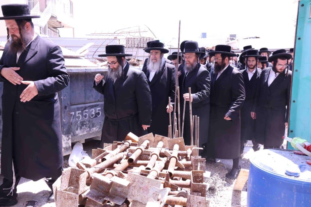 אב"ד סאטמאר ירושלים עוקב מקרוב אחר העבודות בבית מדרשו