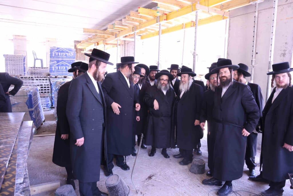 אב"ד סאטמאר ירושלים עוקב מקרוב אחר העבודות בבית מדרשו