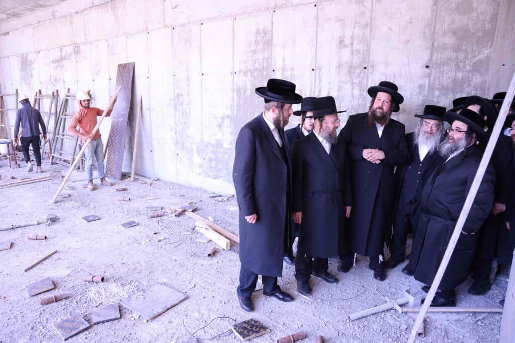 אב"ד סאטמאר ירושלים עוקב מקרוב אחר העבודות בבית מדרשו