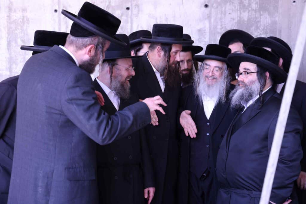 אב"ד סאטמאר ירושלים עוקב מקרוב אחר העבודות בבית מדרשו