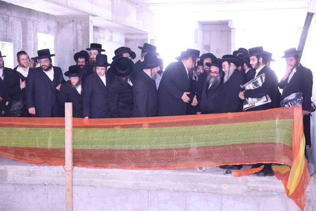 אב"ד סאטמאר ירושלים עוקב מקרוב אחר העבודות בבית מדרשו