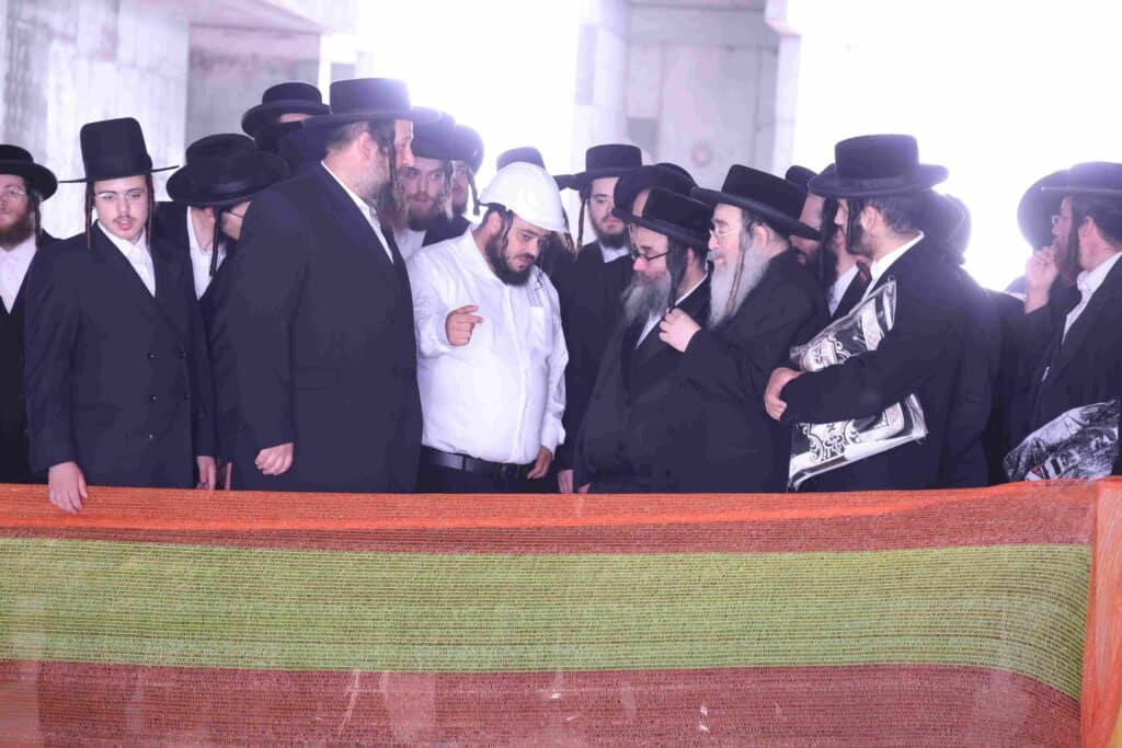 אב"ד סאטמאר ירושלים עוקב מקרוב אחר העבודות בבית מדרשו