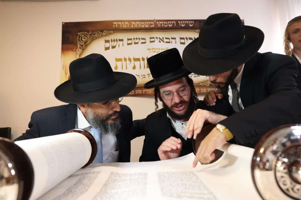 במעמד האדמו"ר: מירון חגגה הכנסת ס"ת לציון הרשב"י