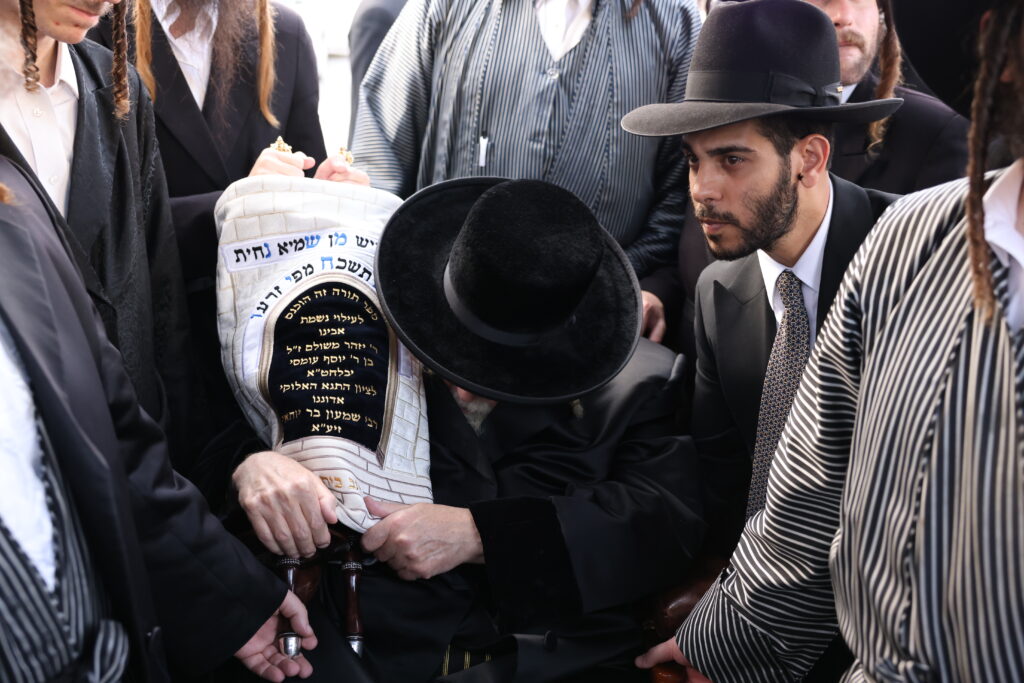 במעמד האדמו"ר: מירון חגגה הכנסת ס"ת לציון הרשב"י