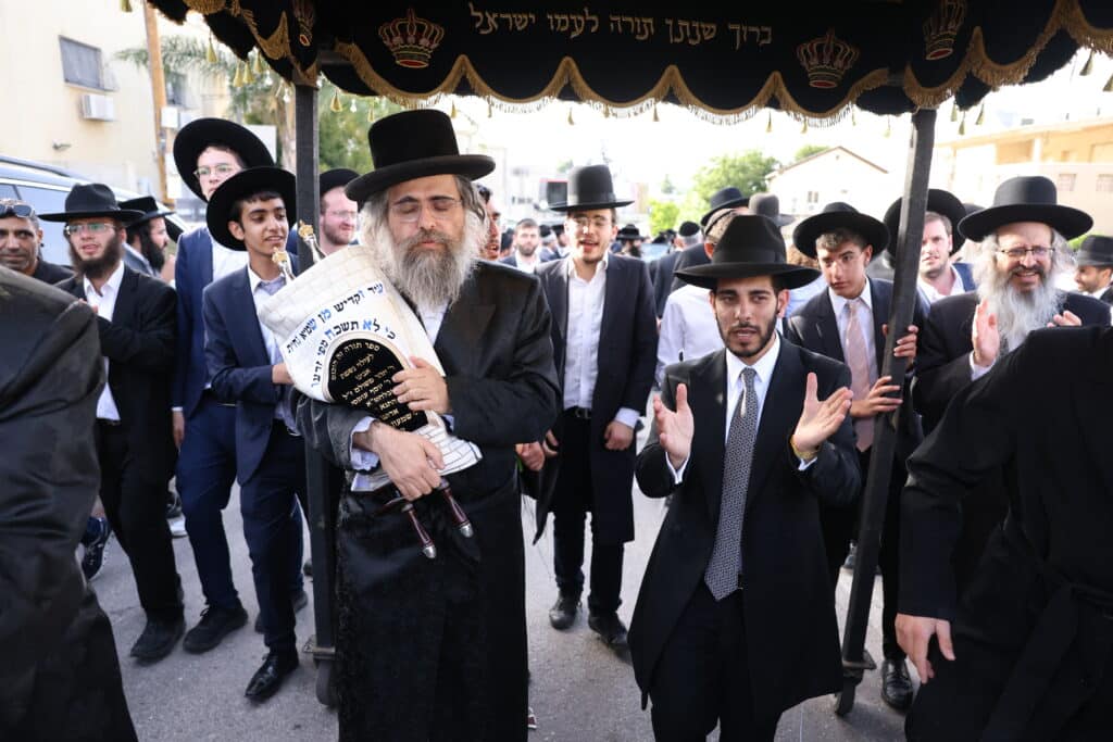 במעמד האדמו"ר: מירון חגגה הכנסת ס"ת לציון הרשב"י