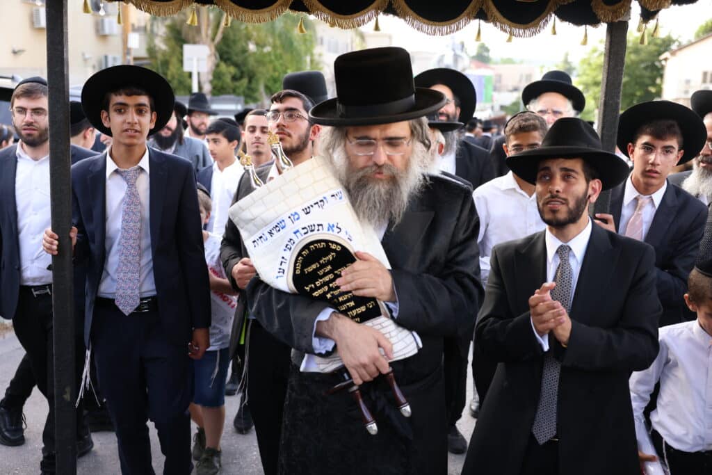 במעמד האדמו"ר: מירון חגגה הכנסת ס"ת לציון הרשב"י