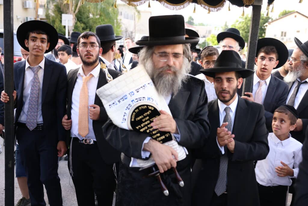 במעמד האדמו"ר: מירון חגגה הכנסת ס"ת לציון הרשב"י