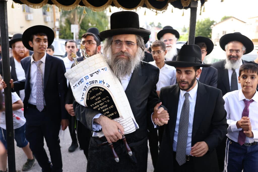 במעמד האדמו"ר: מירון חגגה הכנסת ס"ת לציון הרשב"י