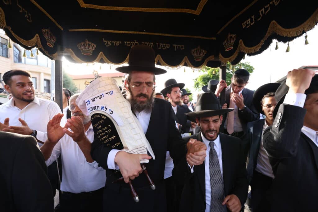 במעמד האדמו"ר: מירון חגגה הכנסת ס"ת לציון הרשב"י