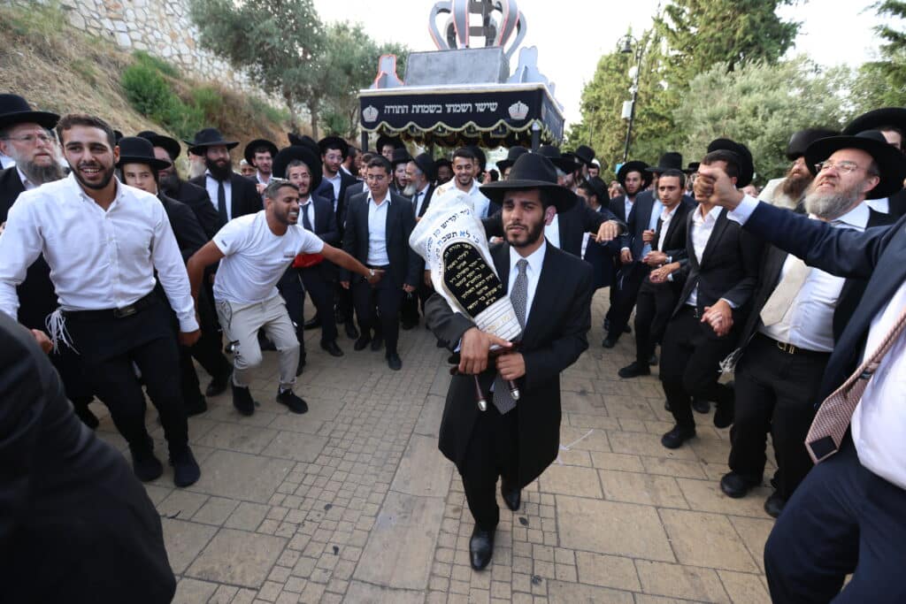 במעמד האדמו"ר: מירון חגגה הכנסת ס"ת לציון הרשב"י