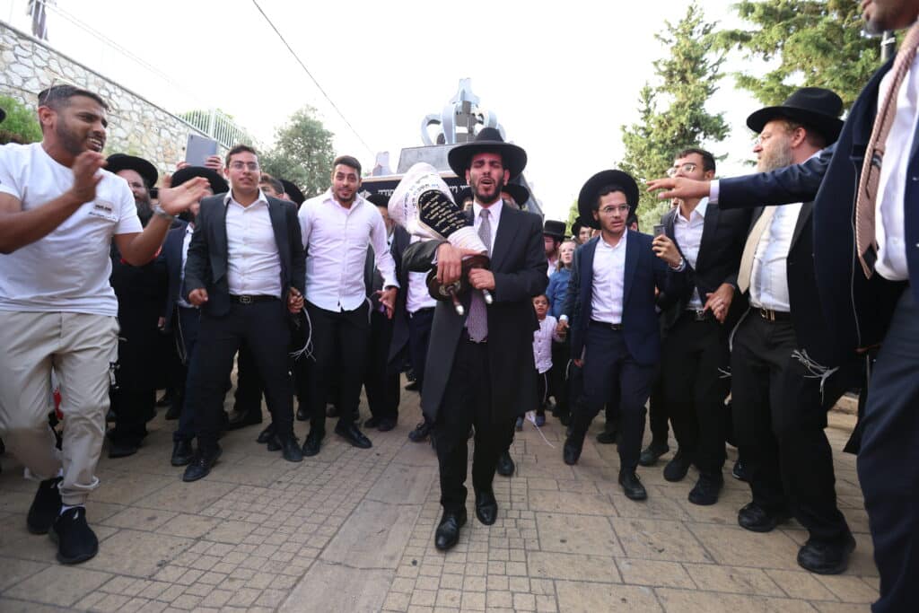 במעמד האדמו"ר: מירון חגגה הכנסת ס"ת לציון הרשב"י