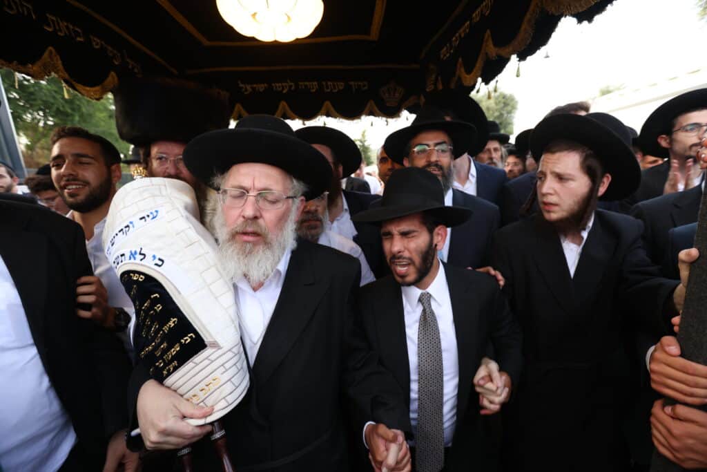 במעמד האדמו"ר: מירון חגגה הכנסת ס"ת לציון הרשב"י