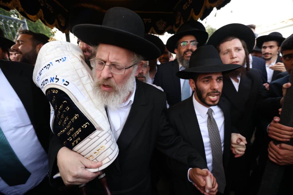 במעמד האדמו"ר: מירון חגגה הכנסת ס"ת לציון הרשב"י