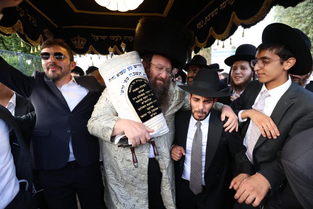 במעמד האדמו"ר: מירון חגגה הכנסת ס"ת לציון הרשב"י