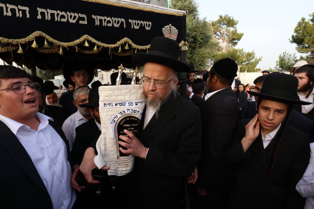 במעמד האדמו"ר: מירון חגגה הכנסת ס"ת לציון הרשב"י