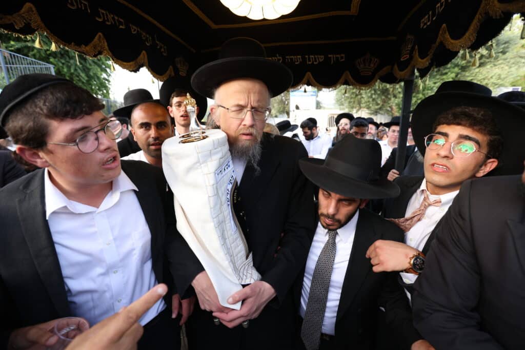 במעמד האדמו"ר: מירון חגגה הכנסת ס"ת לציון הרשב"י