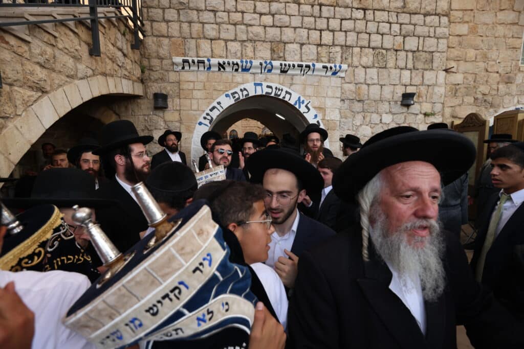 במעמד האדמו"ר: מירון חגגה הכנסת ס"ת לציון הרשב"י