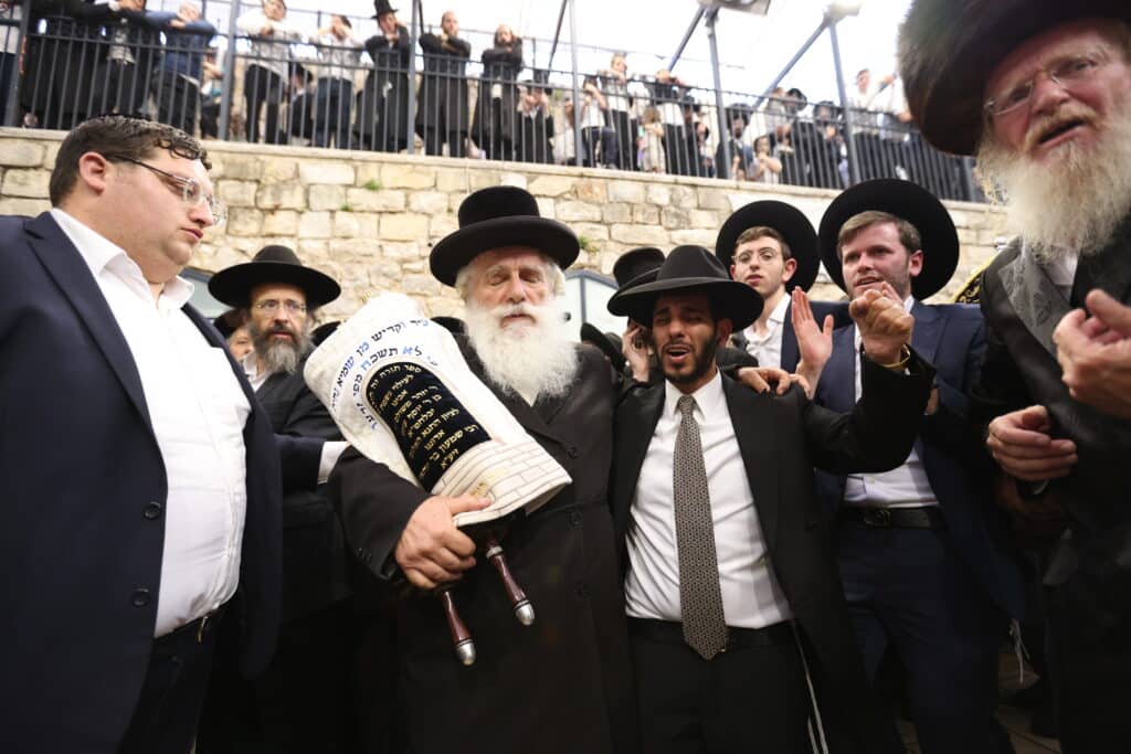 במעמד האדמו"ר: מירון חגגה הכנסת ס"ת לציון הרשב"י