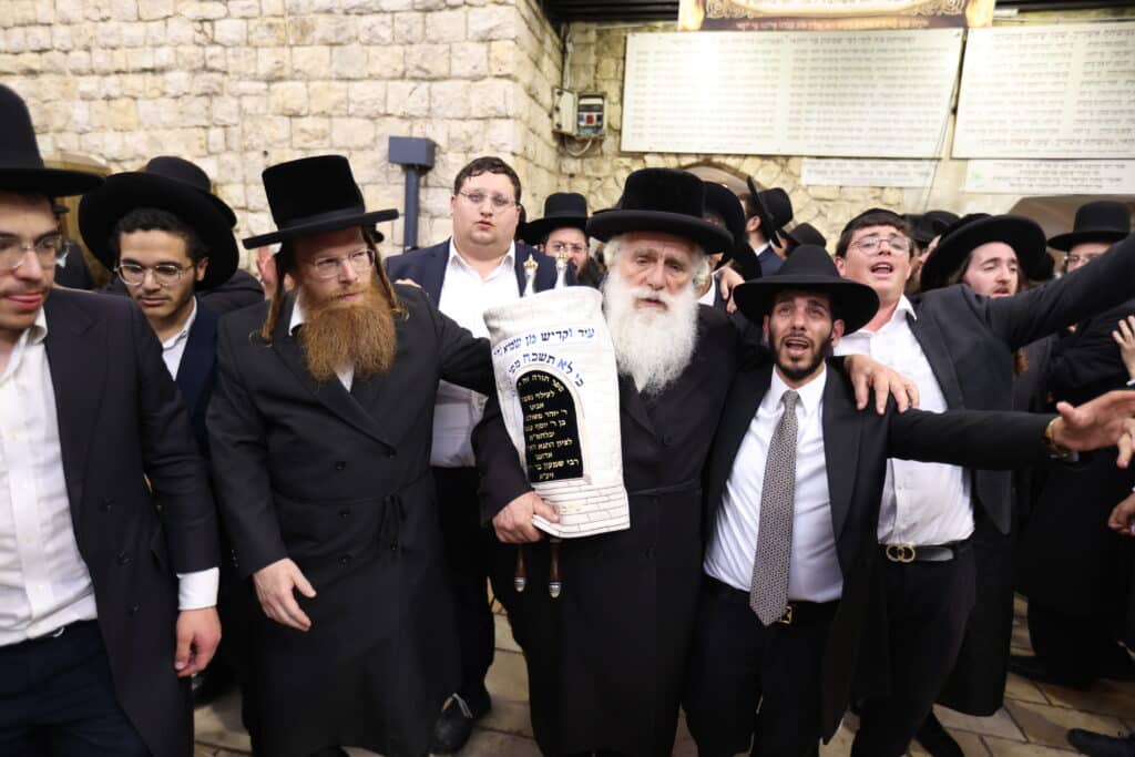 במעמד האדמו"ר: מירון חגגה הכנסת ס"ת לציון הרשב"י