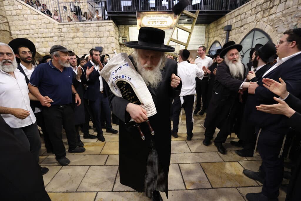 במעמד האדמו"ר: מירון חגגה הכנסת ס"ת לציון הרשב"י