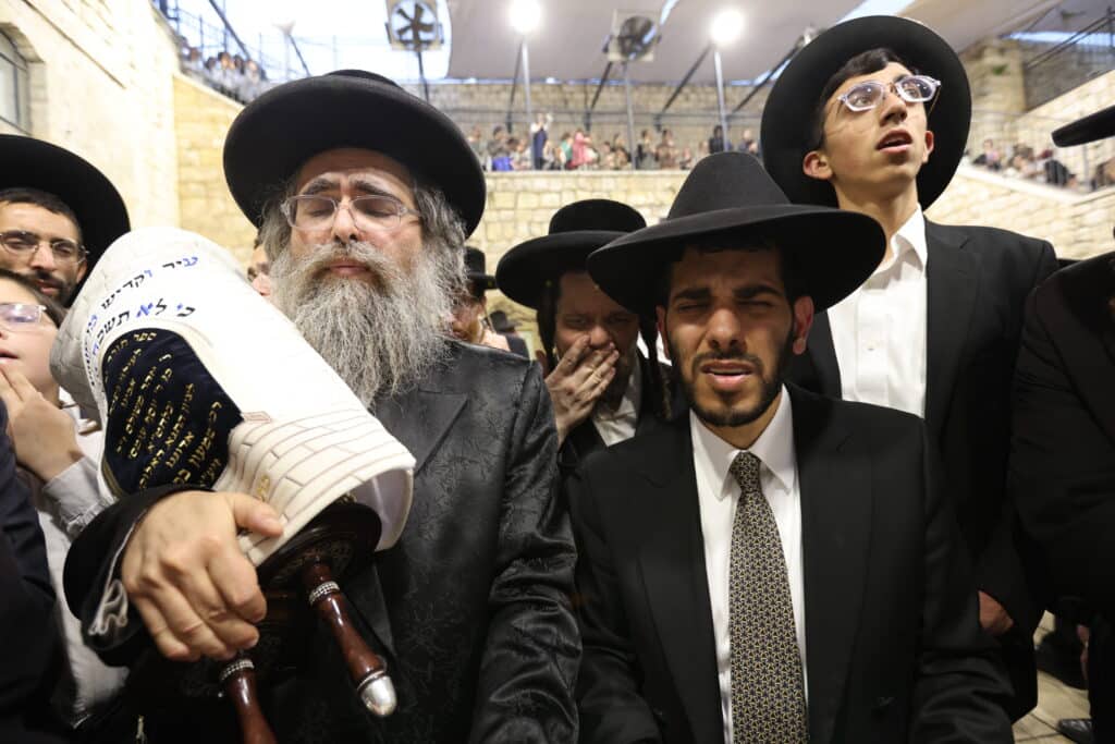 במעמד האדמו"ר: מירון חגגה הכנסת ס"ת לציון הרשב"י