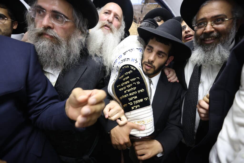 במעמד האדמו"ר: מירון חגגה הכנסת ס"ת לציון הרשב"י