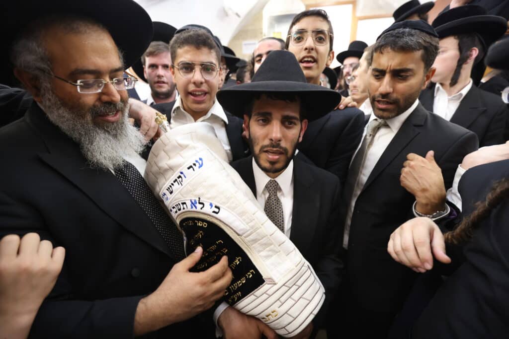 במעמד האדמו"ר: מירון חגגה הכנסת ס"ת לציון הרשב"י