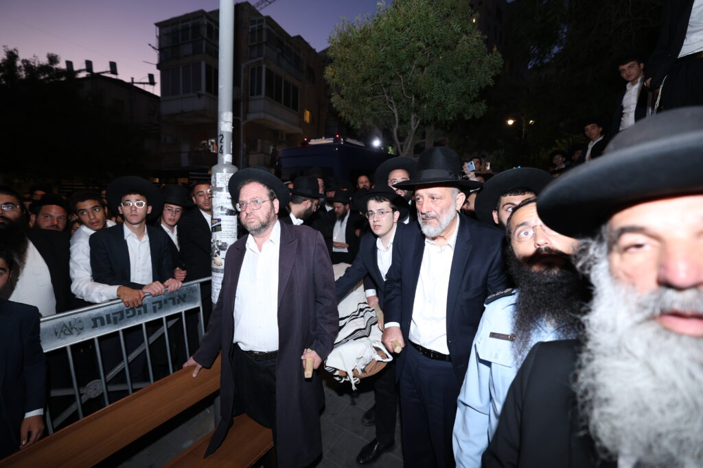 בכאב עצום: אלפים רבים ליוו למנוחות את הגאון רבי יהודה דרעי זצ"ל בכאב עצום: אלפים רבים ליוו למנוחות את הגאון רבי יהודה דרעי זצ"ל