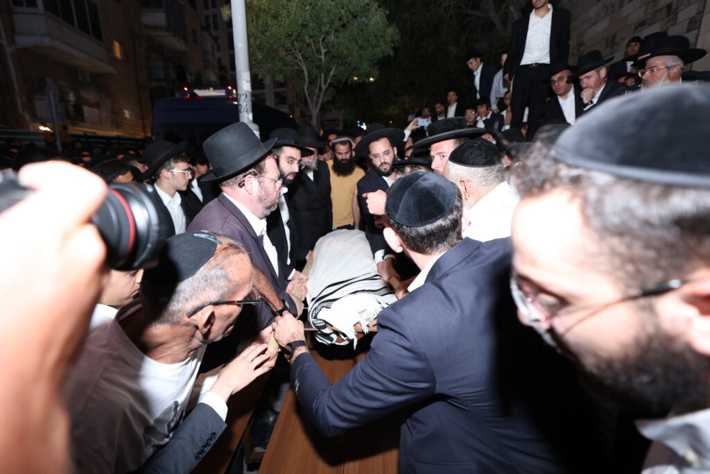 בכאב עצום: אלפים רבים ליוו למנוחות את הגאון רבי יהודה דרעי זצ"ל בכאב עצום: אלפים רבים ליוו למנוחות את הגאון רבי יהודה דרעי זצ"ל