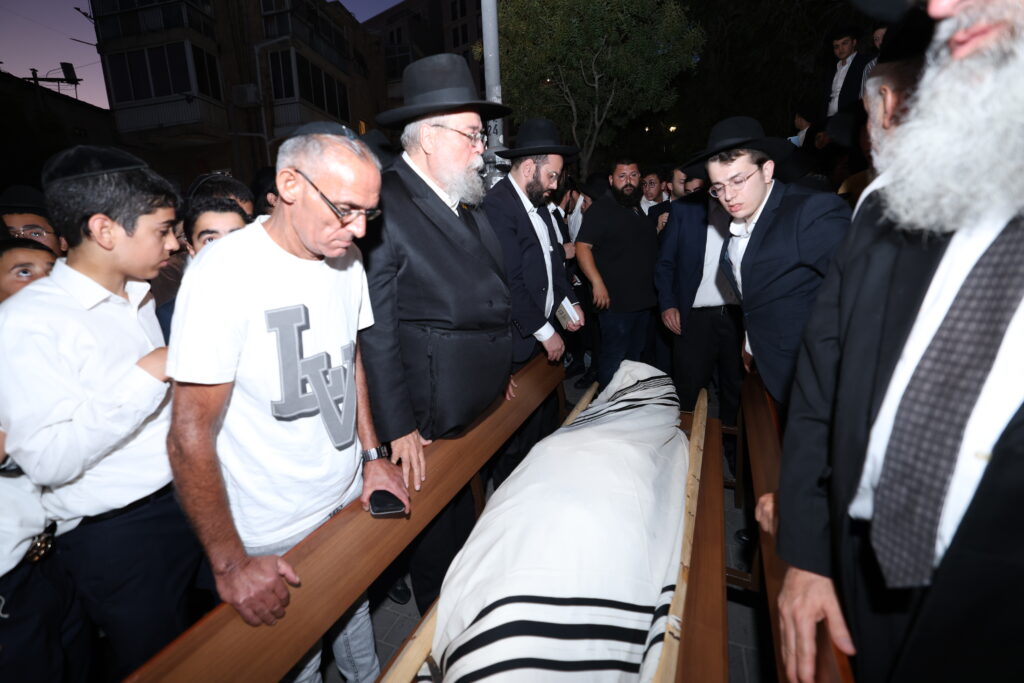 בכאב עצום: אלפים רבים ליוו למנוחות את הגאון רבי יהודה דרעי זצ"ל בכאב עצום: אלפים רבים ליוו למנוחות את הגאון רבי יהודה דרעי זצ"ל