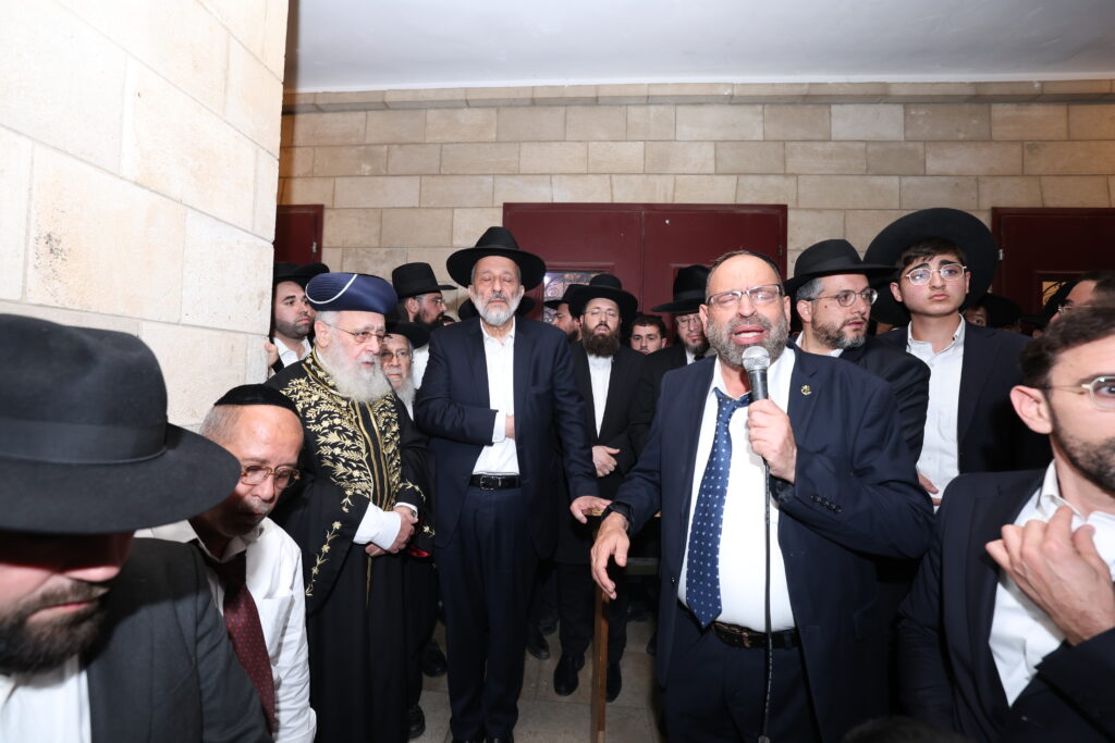 בכאב עצום: אלפים רבים ליוו למנוחות את הגאון רבי יהודה דרעי זצ"ל בכאב עצום: אלפים רבים ליוו למנוחות את הגאון רבי יהודה דרעי זצ"ל