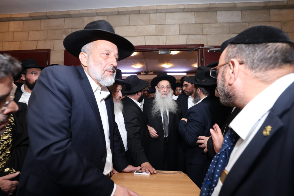 בכאב עצום: אלפים רבים ליוו למנוחות את הגאון רבי יהודה דרעי זצ"ל בכאב עצום: אלפים רבים ליוו למנוחות את הגאון רבי יהודה דרעי זצ"ל