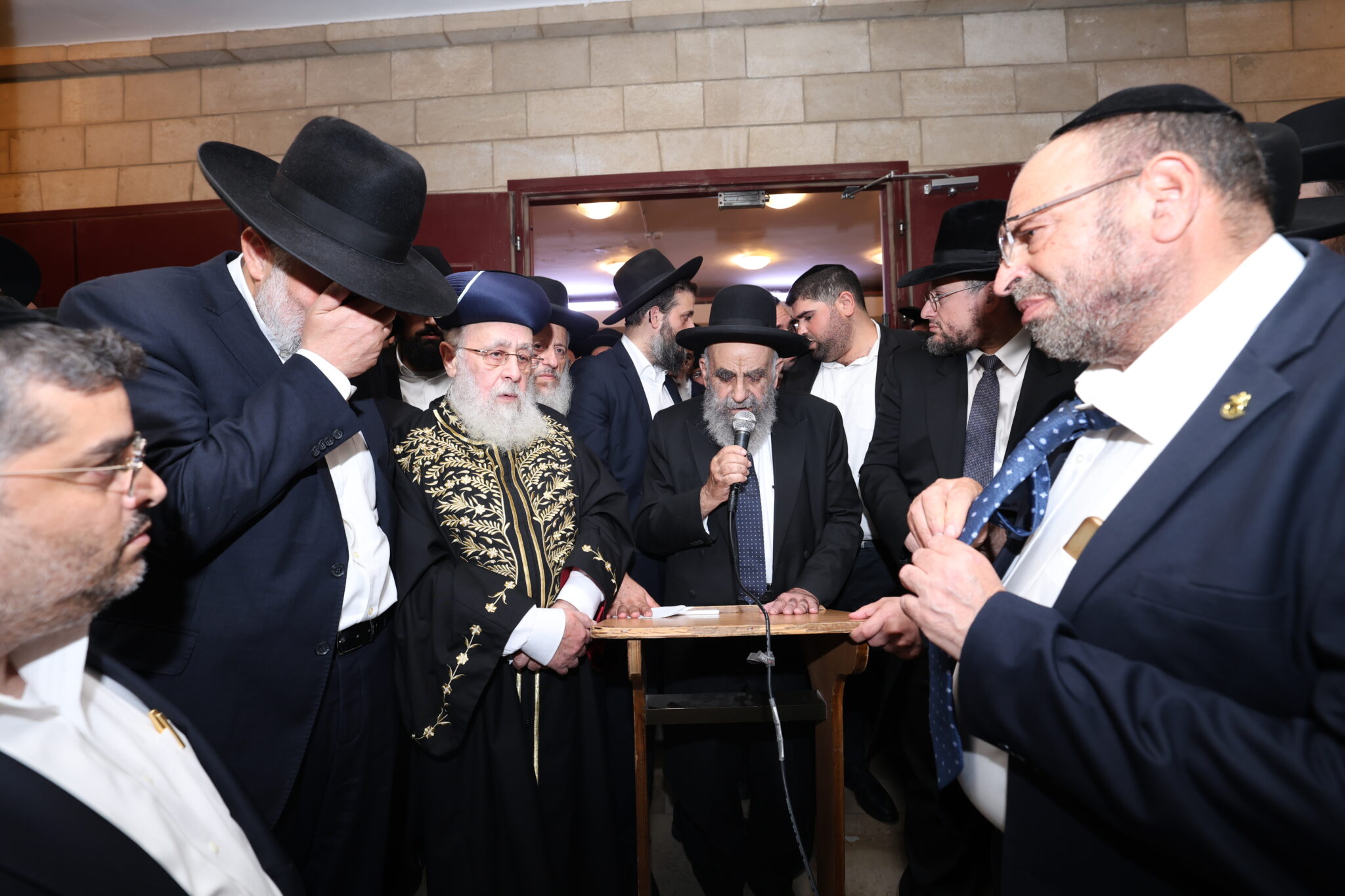 בכאב עצום: אלפים רבים ליוו למנוחות את הגאון רבי יהודה דרעי זצ"ל בכאב עצום: אלפים רבים ליוו למנוחות את הגאון רבי יהודה דרעי זצ"ל