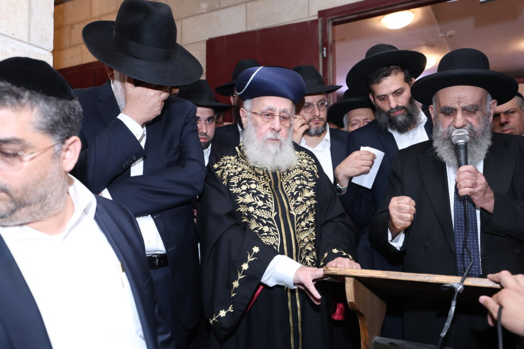 בכאב עצום: אלפים רבים ליוו למנוחות את הגאון רבי יהודה דרעי זצ"ל בכאב עצום: אלפים רבים ליוו למנוחות את הגאון רבי יהודה דרעי זצ"ל